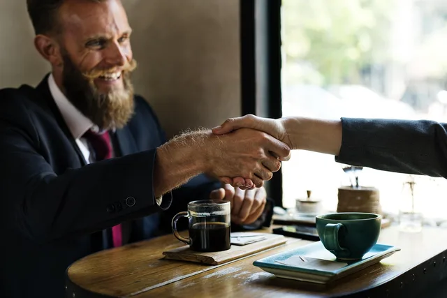 man, meeting, handshake, agreement, beard, beverage, brainstorming, break, business, cheerful, coffee, collaboration, communication, corporate, deal, leisure, restaurant, smile, smiling, table, talking, togetherness. Spørgsmål ved første kontakt til en ny leverandør